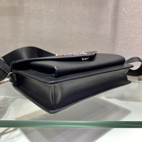 PRADA Новая модель «три в одном» Артикул： 1BP020 Эта миниатюрная