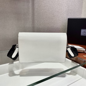 PRADA Новая модель «три в одном» Артикул： 1BP020A Эта миниатюрна