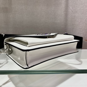 PRADA Новая модель «три в одном» Артикул： 1BP020A Эта миниатюрна