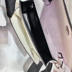 PRADA Новая модель «три в одном» Артикул： 1BP020A Эта миниатюрна