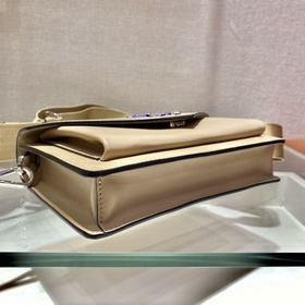 PRADA Новая модель «три в одном» Артикул： 1BP020A Эта миниатюрна