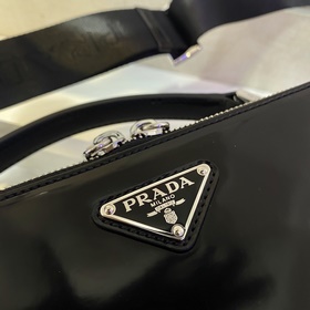 PRADA Новая сумка для фотоаппарата Артикул： 2VH069 Глянцевая Эта