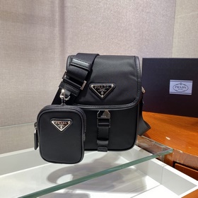 PRADA Модель： 2VD043 Эта сумка через плечо с клапаном спереди, м