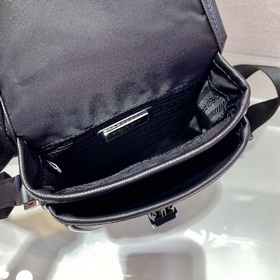 PRADA Модель： 2VD043 Эта сумка через плечо с клапаном спереди, м