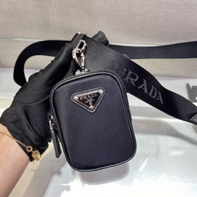 PRADA Модель： 2VD043 Эта сумка через плечо с клапаном спереди, м