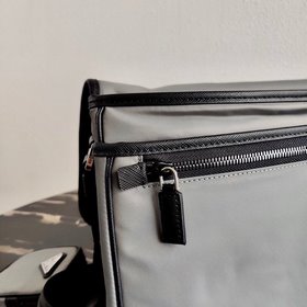 Новая сумка через плечо Prada для мужчин Артикул： 2VD768B Серый 