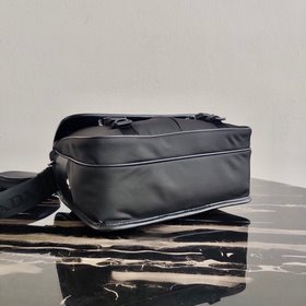 Новая сумка через плечо Prada для мужчин Артикул： 2VD769B Матер