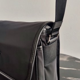 Новая сумка через плечо Prada для мужчин Артикул： 2VD769B Матер
