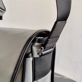 Новая сумка через плечо Prada для мужчин Артикул： 2VD769B Серый 