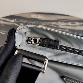 Новая сумка через плечо для мужчин от Prada Артикул： 2VH110 Нейл