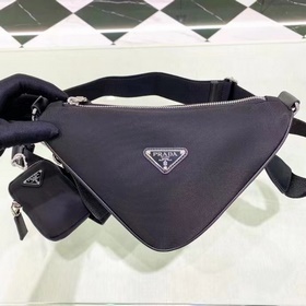 Prada Треугольная сумка через плечо Артикул： 1BH0 Этот треугольн