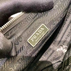 Prada Треугольная сумка через плечо Артикул： 1BH0 Этот треугольн