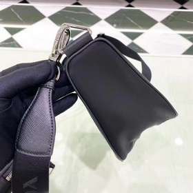 Prada Треугольная сумка через плечо Артикул： 1BH0 Этот треугольн