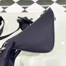 Prada Треугольная сумка через плечо Артикул： 1BH0 Этот треугольн