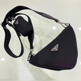 Prada Треугольная сумка через плечо Артикул： 1BH0 Этот треугольн