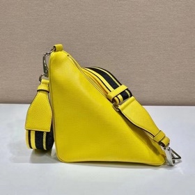 Prada сумка с вышитым треугольным ремешком Модель № 2VH155 Эта с