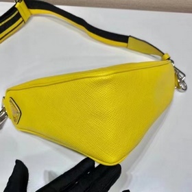 Prada сумка с вышитым треугольным ремешком Модель № 2VH155 Эта с