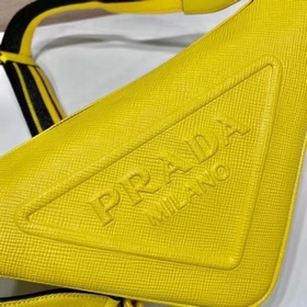 Prada сумка с вышитым треугольным ремешком Модель № 2VH155 Эта с