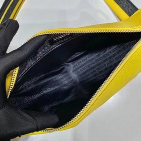 Prada сумка с вышитым треугольным ремешком Модель № 2VH155 Эта с
