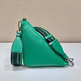 Prada сумка с вышитым треугольным ремешком Артикул： 2VH155 Эта с