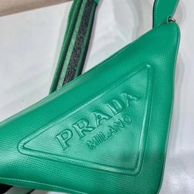 Prada сумка с вышитым треугольным ремешком Артикул： 2VH155 Эта с