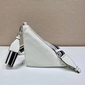 Prada сумка с вышитым треугольным ремешком Артикул： 2VH155 Эта с