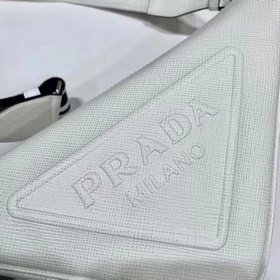 Prada сумка с вышитым треугольным ремешком Артикул： 2VH155 Эта с