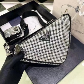 Prada  Трехфункциональная сумка-треугольник с кристаллами Модель