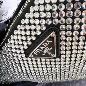 Prada  Трехфункциональная сумка-треугольник с кристаллами Модель