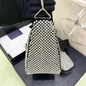 Prada  Трехфункциональная сумка-треугольник с кристаллами Модель