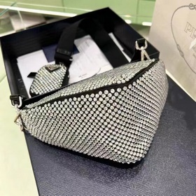Prada  Трехфункциональная сумка-треугольник с кристаллами Модель