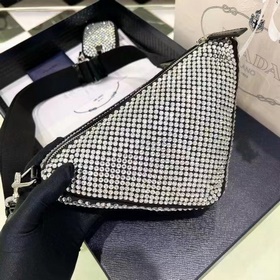 Prada  Трехфункциональная сумка-треугольник с кристаллами Модель