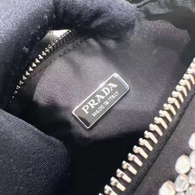 Prada  Трехфункциональная сумка-треугольник с кристаллами Модель