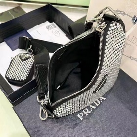 Prada  Трехфункциональная сумка-треугольник с кристаллами Модель
