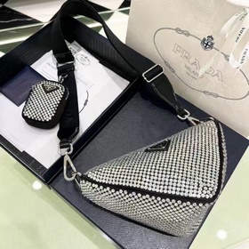 Prada  Трехфункциональная сумка-треугольник с кристаллами Модель