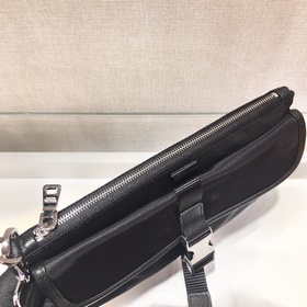 Prada Новая сумка Модель： 2VH011 Новая сумка изготовлена из импо