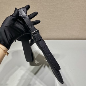 Prada Новая мужская сумка через плечо Модель： 2VH124 Эта сумка-т