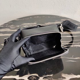 Prada Новая сумка для фотоаппарата Артикул： 2VH070 Новая сумка 