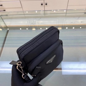 Prada Нейлоновая сумка с отделкой из кожи Saffiano Полированные