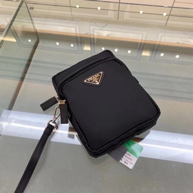 Prada Нейлоновая сумка с отделкой из кожи Saffiano Полированные