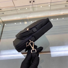Prada Нейлоновая сумка с отделкой из кожи Saffiano Полированные