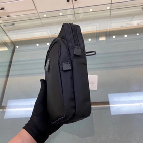 Prada Нейлоновая сумка с отделкой из кожи Saffiano Полированные
