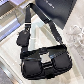 Prada Новая модель ранней весны из гладкой телячьей кожи с нейло