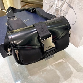 Prada Новая модель ранней весны из гладкой телячьей кожи с нейло