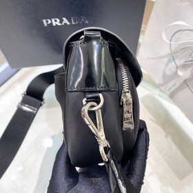 Prada Новая модель ранней весны из гладкой телячьей кожи с нейло