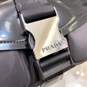 Prada Новая модель ранней весны из гладкой телячьей кожи с нейло