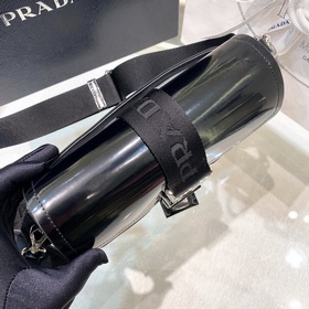 Prada Новая модель ранней весны из гладкой телячьей кожи с нейло
