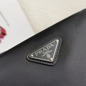 Prada  Экологичная серия Модель： 2VH113 Эта сумка через плечо из