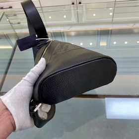 Prada Новая сумка через плечо Модель № 2VZ098 Эта лаконичная сум