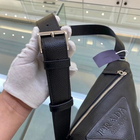 Prada Новая сумка через плечо Модель № 2VZ098 Эта лаконичная сум